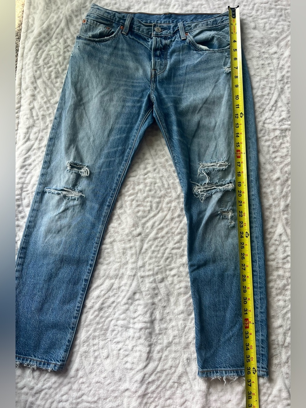 Levi’s Distressed SlimFit Jeans Women’s 27x32 Light Wash Ripped Denim Frayed Hem - Picture 6 of 11